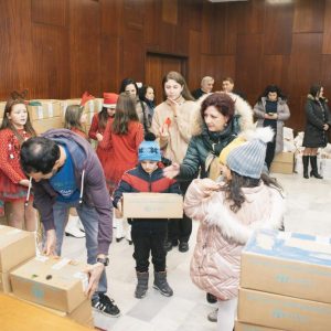 Подаръчни пакети за Коледа получиха 120 деца от община Мездра