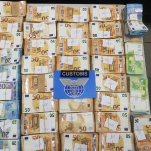 165 000 евро недекларирана валута откриха митническите служители в Оряхово