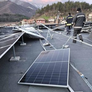 Ураганен вятър нанесе щети по покривната конструкция на училището в Зверино