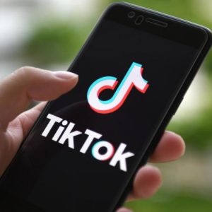 TikTok затяга контрола: Въвежда възрастови ограничения в Европа